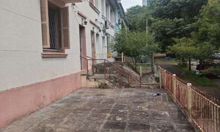 Sobrado no bairro Petrópolis com 4 dormitórios e amplo pátio