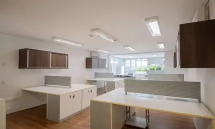 Conjunto comercial com 2 salas integradas, 2 banheiros e 3 vagas de garagem.