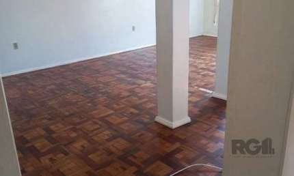 Apartamento com 4 dormitórios, com uma sacada no Bairro São João.