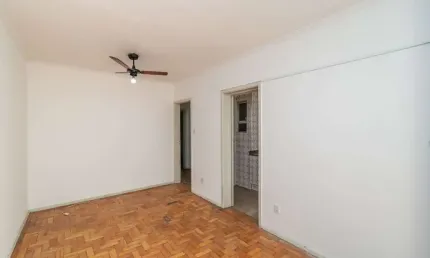 Apartamento de dois quartos com dependência no bairro Rio Branco em Porto Alegre