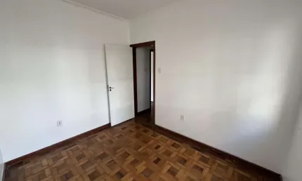 Apartamento térreo de 2 quartos no bairro Menino Deus em Porto Alegre