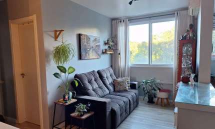Apartamento de 2 quartos, cozinha planejada e 1 vaga escriturada.