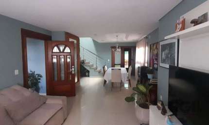 Casa com 03 quartos, sendo 01 suíte, 03 vagas de garagem.