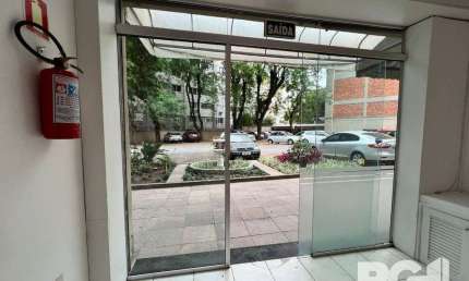 Loja térrea em condomínio de 45 m2 com vaga para alugar no bairro Floresta.