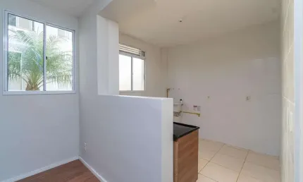 Apartamento térreo,  2 quartos, desocupado, de frente, uma vaga de garagem .