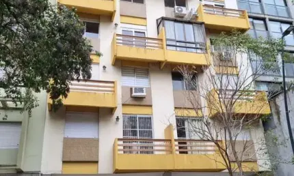 Apartamento de 1 dormitório com sacada no Centro Histórico.