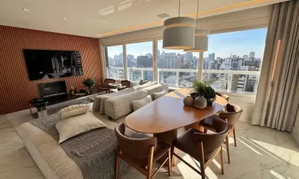 Amplo apartamento com 3 suítes, lavabo, lareira e 2 vagas individuais.