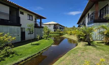 Casa Garden à Venda – Praia do Forte | Vila do Lago | 2 Quartos (1 Suíte) | Mobiliado | Garden Privativo | Frente Lago | Térreo | Nascente