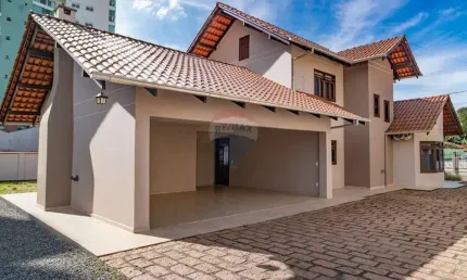 'Casa dos Sonhos em Indaial: Modernidade e Conforto'