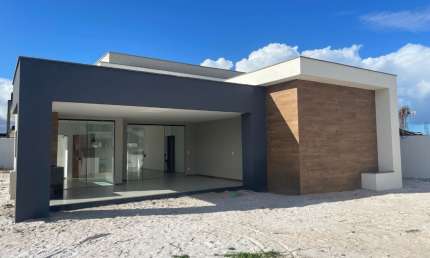 Linda casa com 4 dormitórios, sendo 3 suites no Jacuípe Coutry Club!