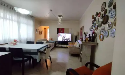 Oportunidade - Uma Quadra da Praia - Amplo Apartamento de 02 Dormitórios à Venda !