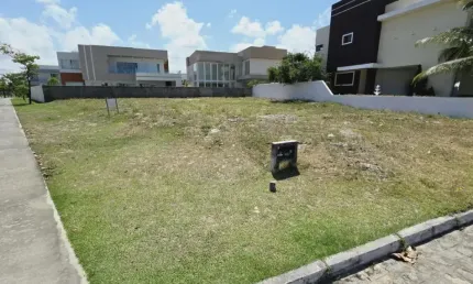 Lote de esquina no Maikai                                                               .                                                .