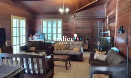 Condomínio chácara hípica, casa principal em madeira de lei com 4 dormitórios, sendo 2 suítes.