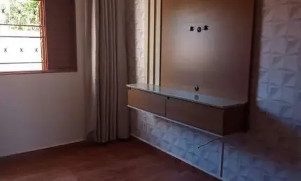 Linda casa de 2 dormitorios, 2 vagas de garagem portao eletronico e cerca de muro