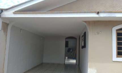 Excelente cas de 2 dormitorios com garagem para 2 carros e edicula