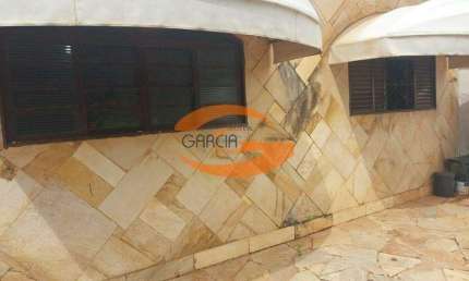 Vende-se Casa Excelente para investimento, contem casa na frente, amplo terreno com um sobrado no fundo contendo 3 pisos