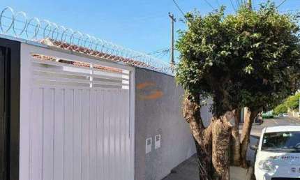 Excelente casa . Mais uma Sala Comercial Separada .