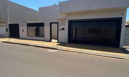 Casa para Venda em Guararapes, Centro, 3 dormitórios, 1 suíte, 2 banheiros, 3 vagas