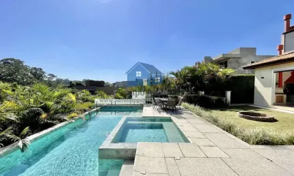 Mansão excepicional com piscina com borda infinita + lazer completo