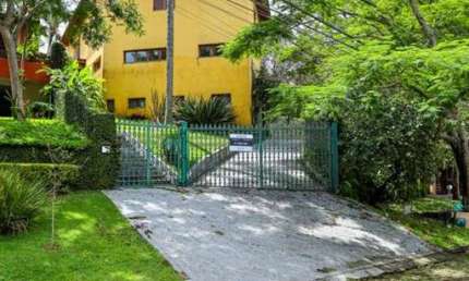 Linda Casa Estilo Rústico com Área de Lazer Completa