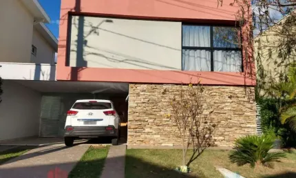 Casa para vender em Valinhos,no Condomínio Cantervile,com 03 suítes,varanda,espaço gourmet,rica em armários.