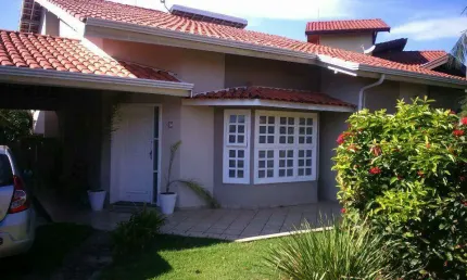 Casapara vender em Valinhos no Condomínio Oruam,com 03 quartos sendo 01 suíte,escritório reversível para mais uma ssíte,lavabo,salas,piscina.