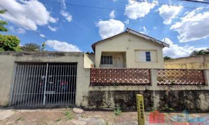 Casa a venda em localização privilegiada - Porteira fechada