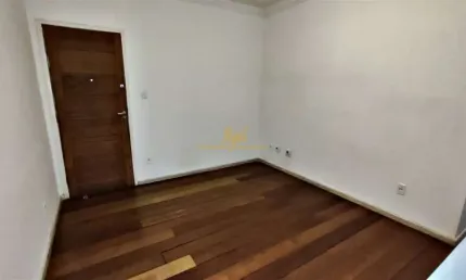 Jardim Glória - Apto 2/4 (1 Suíte) - Tábua Corrida - Excelentes Cômodos - Amplas Cozinha e Área de Serviço - 1 Vaga Fixa