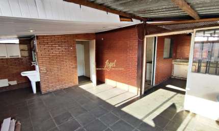 Mariano Procópio - Casa Sobrado 3/4 - Amplo Terraço - Localização Privilegiada (centro do bairro)