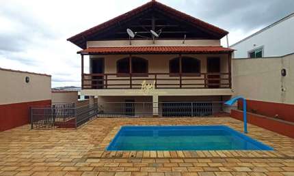 Santa Maria - Casa 4/4 (1 Suíte) - Piscina - Espaço Gourmet - Amplo Quintal - 2 Vagas