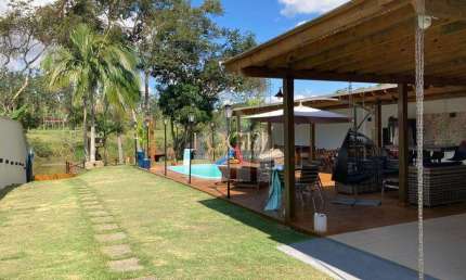 Centro/Belmiro Braga – Granja Completa com 4 Quartos, Suítes, Bangalô Zen e Energia Solar
