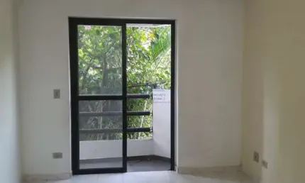 Apartamento primeiro andar com Varanda e vaga livre