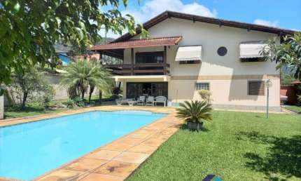 Casa 258m² em Cond., Comary - 4Qtºs (2Stes), Lazer independente, Garagem, Terreno 595m².