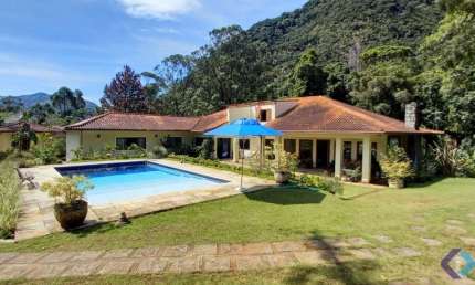 Linda propriedade num terreno arborizado, com 7.000m², bosque, 9Qtºs (4Stes) e Lazer.