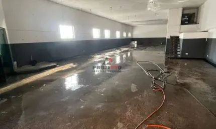 Salão para locação com 350 metros, muito bem localizado.