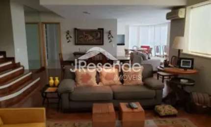 Apartamento Duplex com 3 suítes localizado na Av. Fiusa