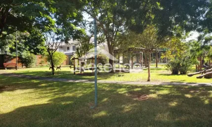 VENDA terreno parte alta da ilha, plano, 420 m2, frente à praça.
