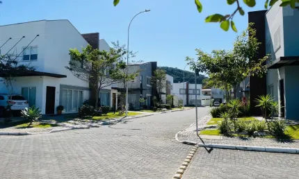 Casa para Venda em Condomínio Fechado em Balneário Camboriú - Santa Catarina.