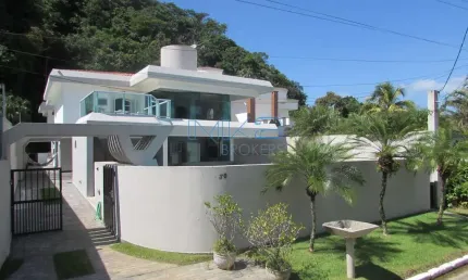 Belíssima residência em condomínio de alto padrão localizada no balneário da praia de Pernambuco -