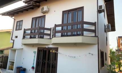 Encantadora casa em Joinville, localizada no Bairro Floresta.    3 quartos