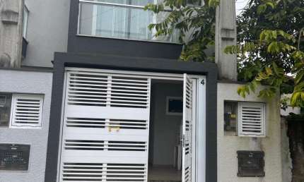 Casa geminada mobiliada, espaçosa e bem localizada!