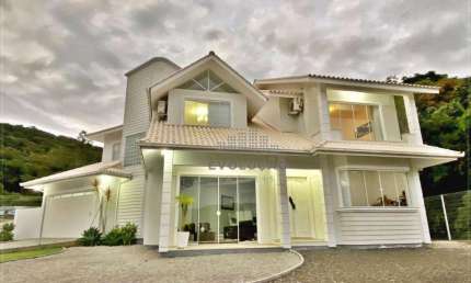 Linda Casa com 04 Quartos sendo 01 Suíte Master 250 m² -  São José SC