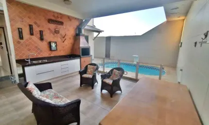 Casa de 02 Pavimentos, 03 Quartos com Suíte Master - Lisboa São José SC