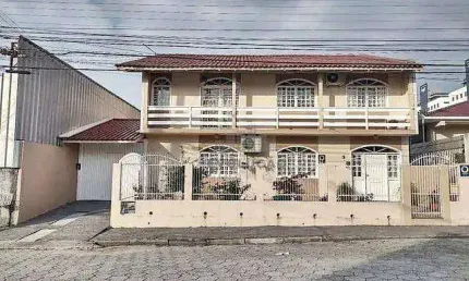 CASA 05 Quartos, 02 Suítes, 05 Vagas - Roçado - Santa Catarina