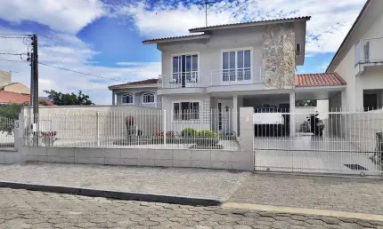 CASA 03 Quartos, 01 Suíte, 04 Vagas - Centro - Palhoça