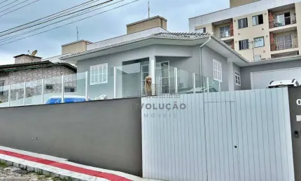 Casa com 3 dormitórios à venda, 200 m² por R$ 990.000,00 - Serraria - São José/SC