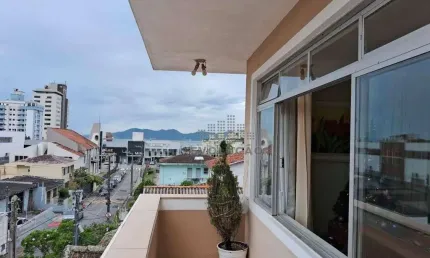 Aceito apartamento com parte de pagamento, Casa com 6 Dorms - Estreito - Florianópolis/SC