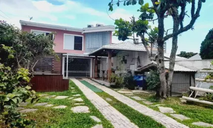Casa com 03 Dorms, 03 Banheiros e 05 Vagas em Barreiros - São José SC