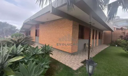 Casa de Esquina com 280 m², 04 Dorms, Suite, Piscina em Capoeiras - Florianópolis/SC