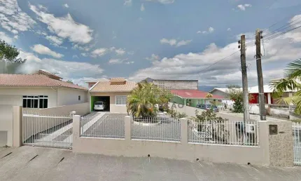 CASA 3 Quartos, 3 Vagas, Amplo Terreno - Barra do Aririú